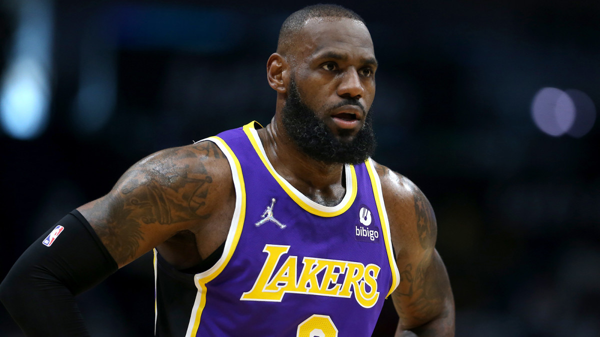 Los Angeles Lakers forward LeBron James (6) in the first quarter against the New Orleans Pelicans.